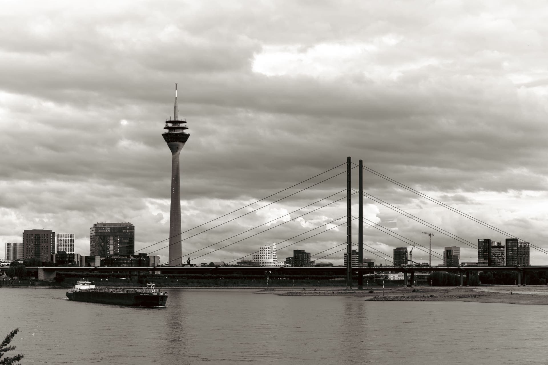 Düsseldorf — skyline con la Torre del Rin