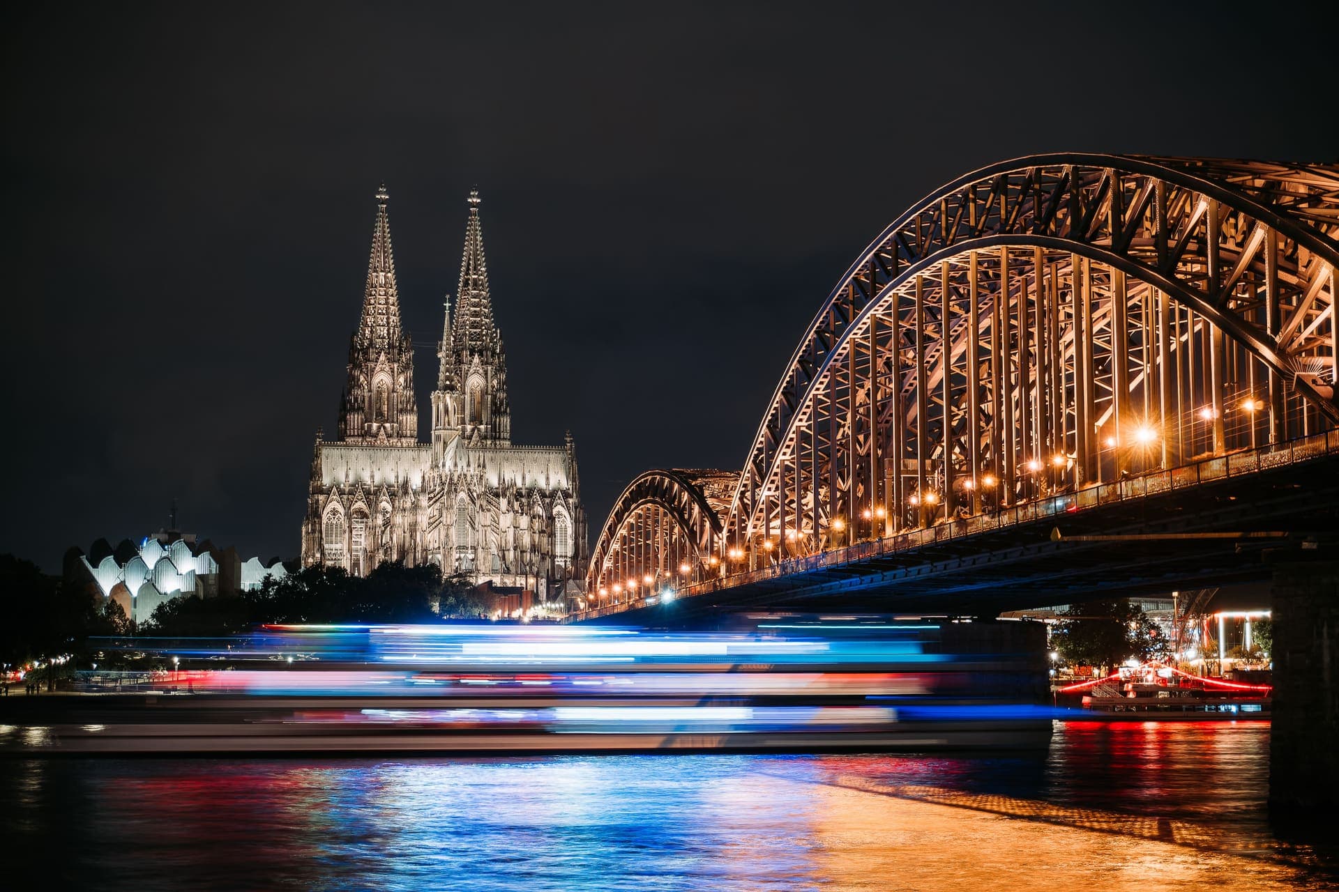 Colonia — catedral y puente de Hohenzollern